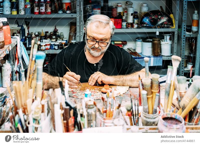 Künstlermalerei auf handgemachtem Waver im Atelier Farbe zeichnen Handfächer Prozess Kunst Kleinunternehmen Werkstatt Pinselblume Dekor Designer professionell