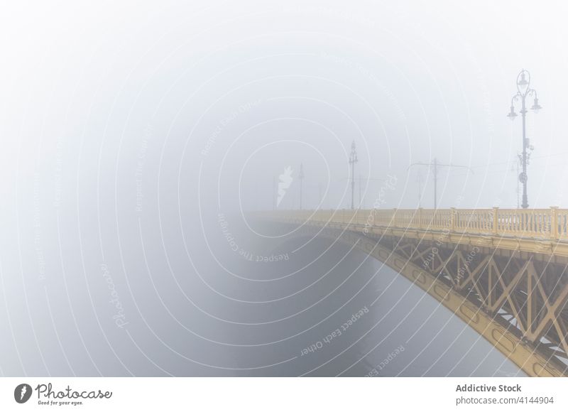 Hängebrücke über den Fluss in der Stadt Brücke Suspension Nebel Wasser Großstadt erstaunlich Landschaft Wetter ruhig prunkvoll friedlich Windstille wunderbar