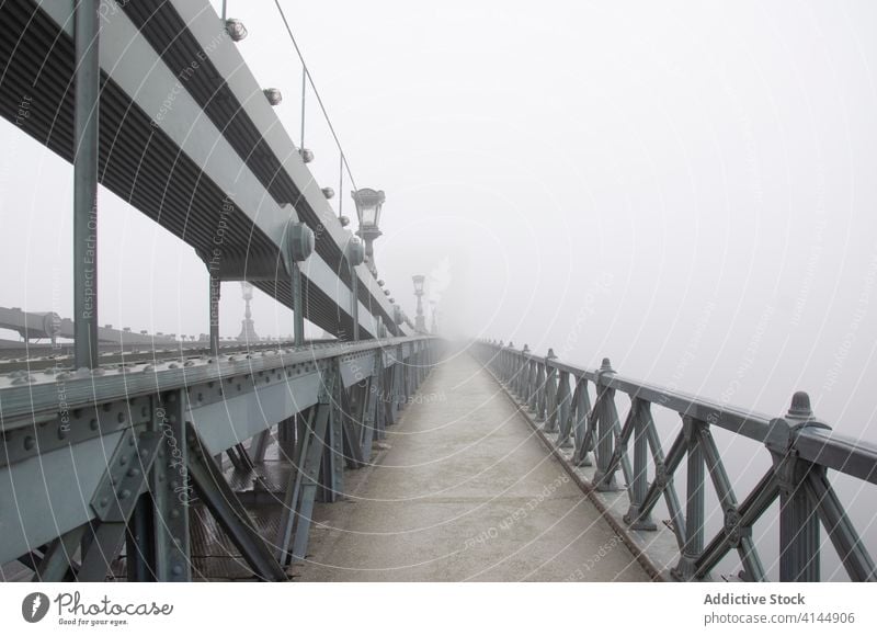 Hängebrücke über den Fluss in der Stadt Brücke Suspension Nebel Wasser Großstadt erstaunlich Landschaft Wetter ruhig prunkvoll friedlich Windstille wunderbar