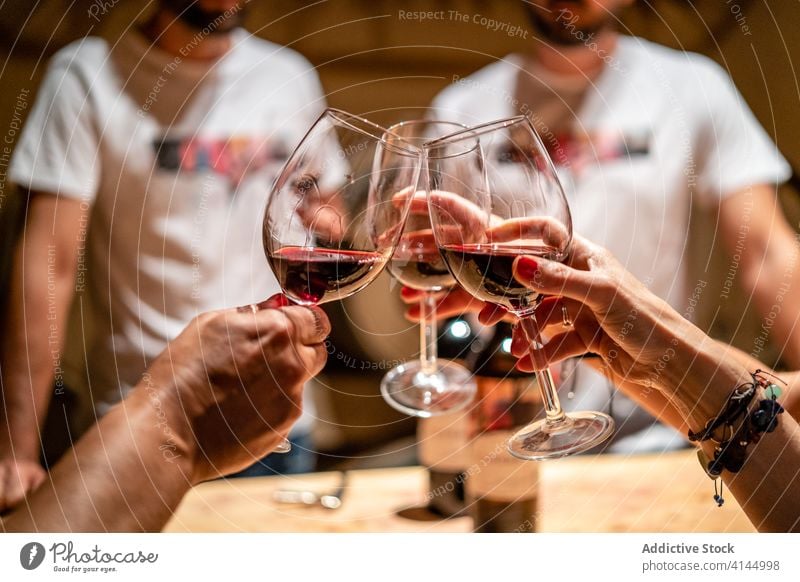 Fröhliche Frauen trinken Wein in einem modernen Cafe Rotwein genießen Verkostung Restaurant heiter Lachen Zahnfarbenes Lächeln feiern lässig froh Spaß Café