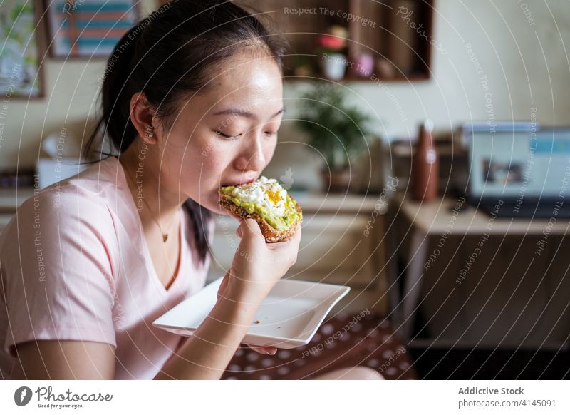 Ethnische Frau beim Frühstück auf dem Bett Zuprosten Avocado Ei essen lecker Gesundheit Ernährung Morgen ethnisch asiatisch gemütlich heimwärts Lebensmittel