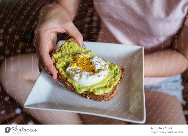 Ethnische Frau beim Frühstück auf dem Bett Zuprosten Avocado Ei essen lecker Gesundheit Ernährung Morgen ethnisch asiatisch gemütlich heimwärts Lebensmittel