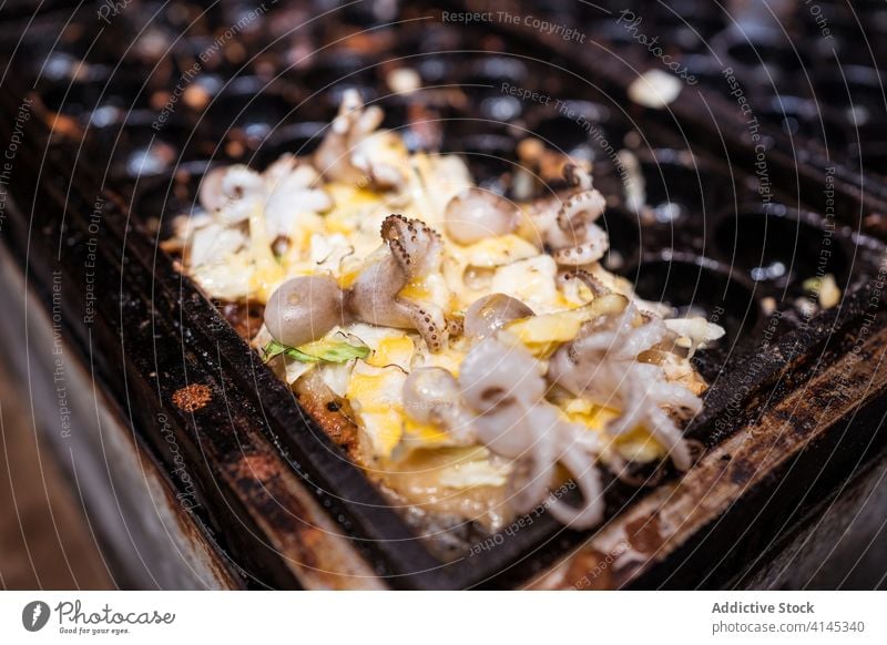 Rohes Tintenfischfleisch an einem Marktstand Octopus roh Takoyaki Speise Straßenessen Verkaufswagen Kocher Herd Abfertigungsschalter Zhubei-Nachtmarkt zhubei