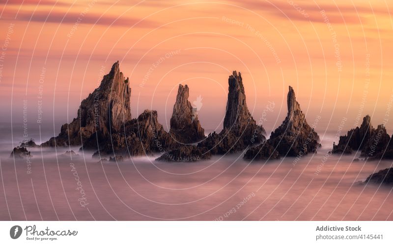 Malerische Landschaft mit Felsen im Meer bei Sonnenuntergang Wasser Natur MEER Himmel Cloud farbenfroh Klippe Windstille Strahl Rochen malerisch reisen