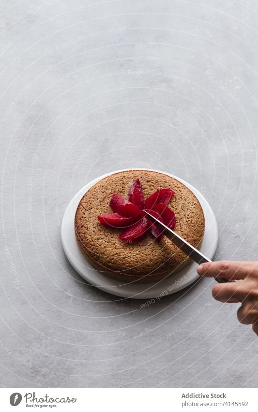 Erntehelfer schneidet leckeren Kuchen Frucht geschnitten frisch Pasteten geschmackvoll Person Bäckerei Dessert süß Küche Gebäck Scheibe Ernährung köstlich