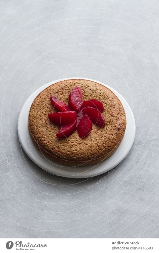 leckerer Kuchen mit Früchten auf dem Tisch Frucht frisch Pasteten geschmackvoll Person Bäckerei Dessert süß Küche Gebäck Scheibe Ernährung köstlich schmackhaft