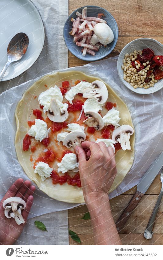 Anonyme Person bereitet Quiche mit Champignons und Burrata-Käse zu Koch vorbereiten Rezept kulinarisch Speisekarte Bestandteil selbstgemacht Prozess frisch dünn