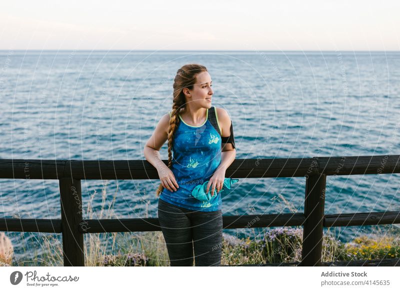 Frau, die den Blick aufs Meer betrachtet MEER erstaunlich Meereslandschaft Urlaub reisen Feiertag Wasser nachdenken Sommer Moment stehen Hafengebiet