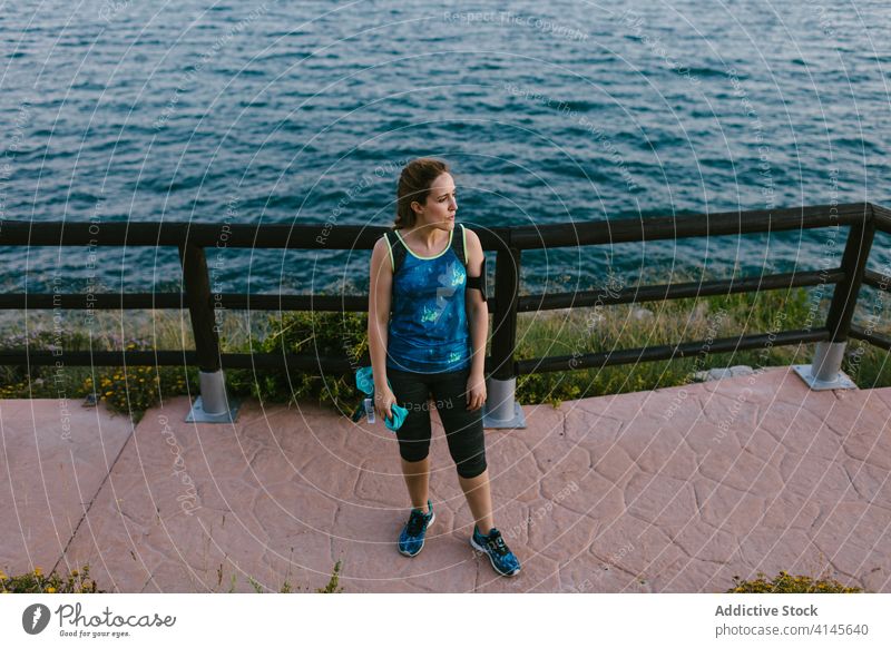 Frau, die den Blick aufs Meer betrachtet MEER erstaunlich Meereslandschaft Urlaub reisen Feiertag Wasser nachdenken Sommer Moment stehen Hafengebiet