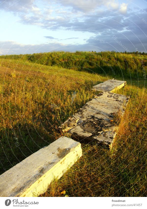 Komische Feldsteine Hügel Wiese Sonnenuntergang Beton Gras Wolken Berge u. Gebirge Somme Himmel verfallen