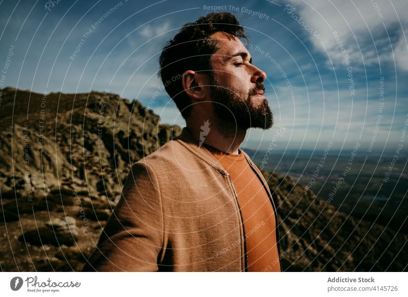 Reisender, der die Berge bewundert Mann Berge u. Gebirge Kamm bewundern reisen Stein wolkig Augen geschlossen genießen Himmel puerto de la morcuera Spanien