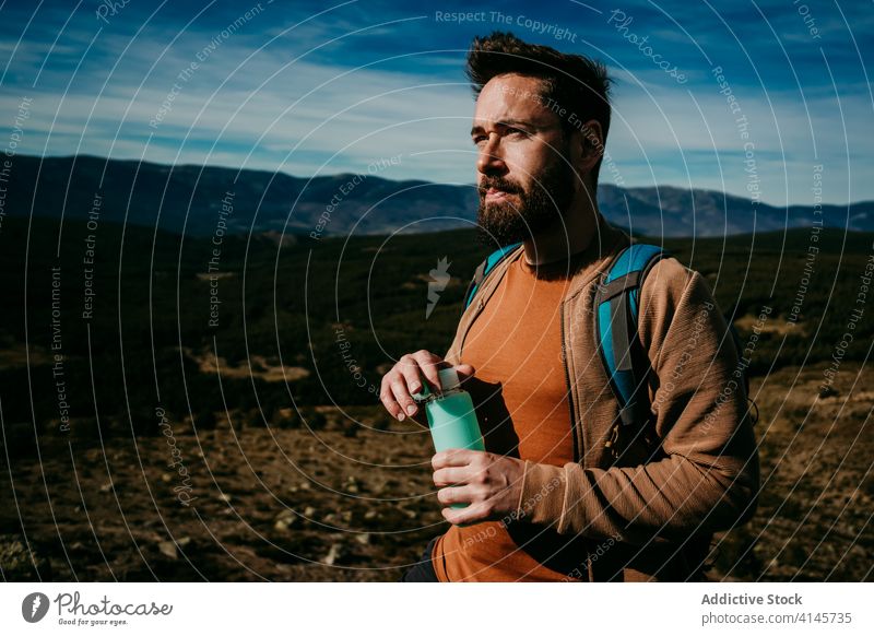 Männlicher Wanderer mit Wasserflasche in den Bergen Mann Berge u. Gebirge ruhen Ausflug Himmel Flasche puerto de la morcuera Durst Spanien Hydrat männlich Stein