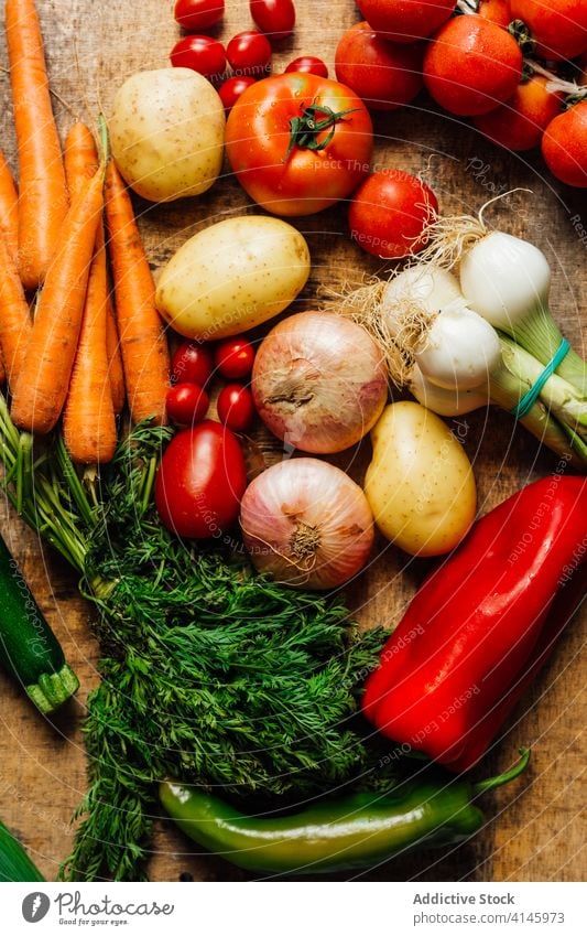 Bündel sortiertes Frischgemüse auf dem Tisch Gemüse frisch verschiedene Tomate Möhre Zwiebel Kartoffel Salat Blumenkohl grün Lebensmittel organisch Gesundheit