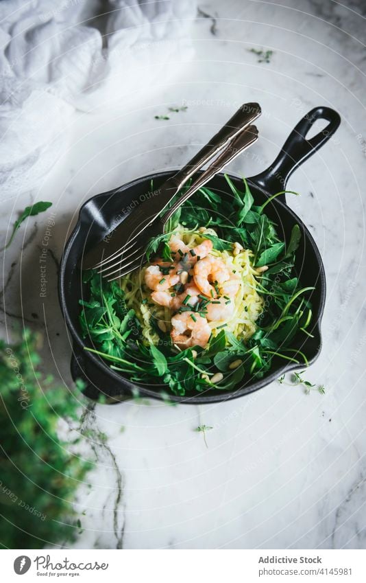 Zucchini-Nudeln mit Spinat und Garnelen Speise Tisch Pfanne Utensil Küche Krabbe Portion lecker frisch Messer Gabel Murmel Lebensmittel Mahlzeit geschmackvoll