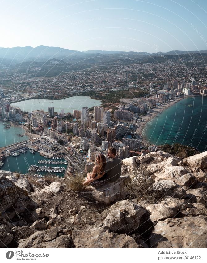 Ein reisendes Paar genießt die herrliche Landschaft von Alicante von einem hohen Hügel aus Stadtbild alicante genießen umarmend wunderbar Aussichtspunkt