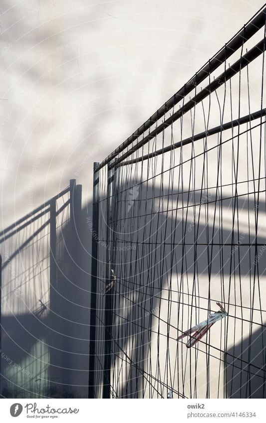 Metallvorkommen Bauzaun Begrenzung Wand Fassade Mauer Haus Kontrolle Ordnung Schutz Detailaufnahme Außenaufnahme Farbfoto Gedeckte Farben Menschenleer