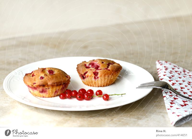 SommerMuffins Frucht Teigwaren Backwaren Johannisbeeren Ernährung Teller Gabel hell lecker sauer süß genießen Serviette Farbfoto Außenaufnahme Menschenleer