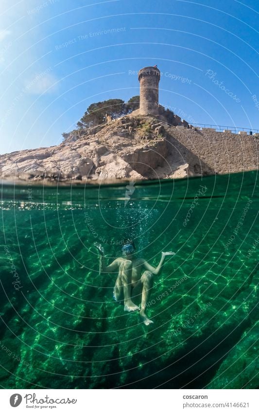 Kleiner Junge beim Schnorcheln mit einer Burg im Hintergrund aktiv Apnoe Strand Karibik Burg oder Schloss Kind Kindheit niedlich Sinkflug Taucher genießend