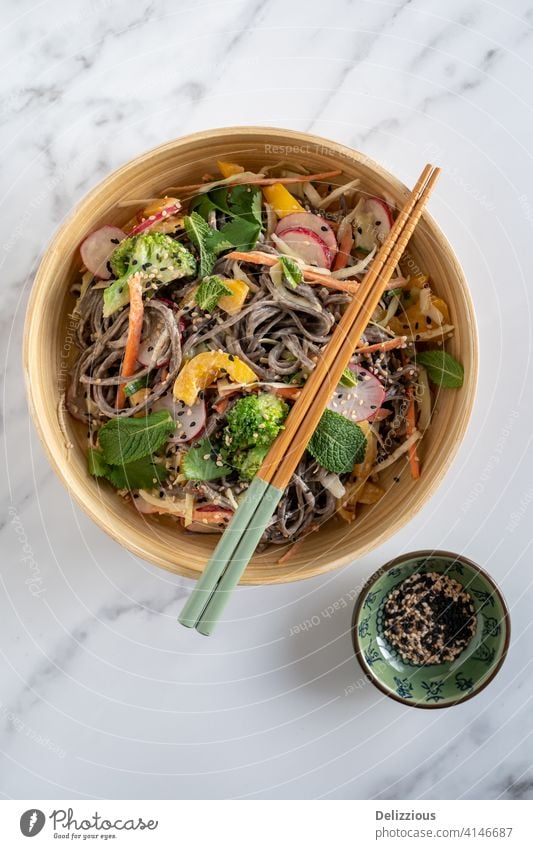 Flatlay von veganem Sesam-Soba-Nudelsalat auf weißem Marmor-Hintergrund, glutenfreies Rezept Soba-Nudeln Buchweizen Buchweizennudeln Veganer Lebensmittel