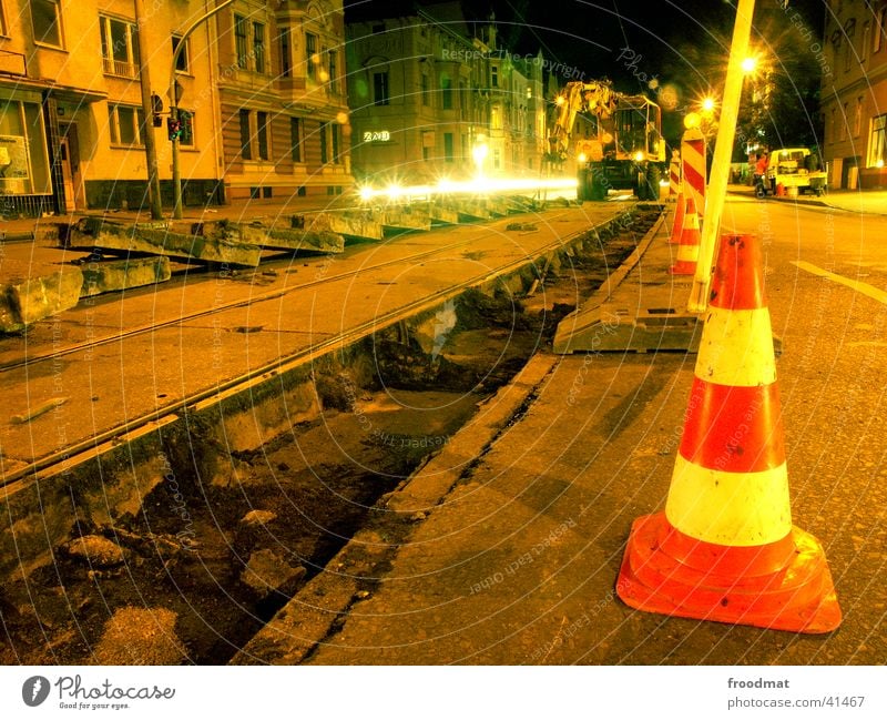 Technische Wartung #1 Langzeitbelichtung Gleise Straßenbahn Nacht Ampel Arbeit & Erwerbstätigkeit Nachtarbeit Cottbus Maschine Bagger kegelförmig Warnkegel