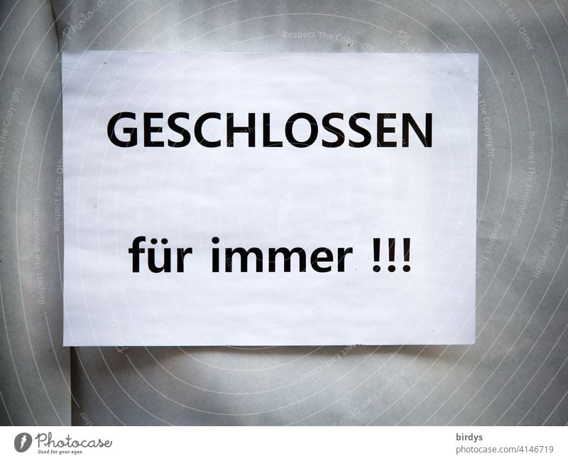 Für immer geschlossen !!! Hinweisschild eines Geschäfts welches durch die lockdowns immer wieder schließen musste und pleite gegangen ist Ladengeschäft Pleite