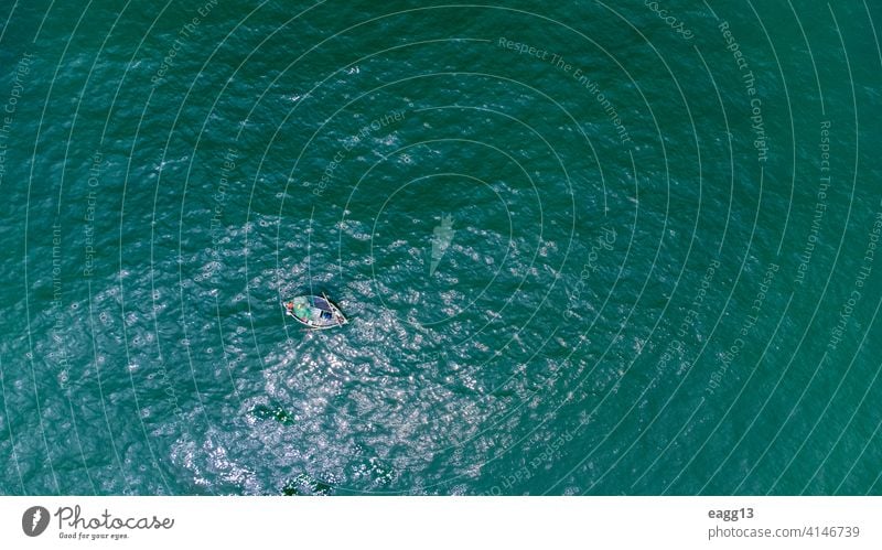 Boot mit zwei Fischern im grün gefärbten Meer Aktivität allein Schönheit Windstille ruhiges Meer Kontemplation Tageslicht Öko Fischen Schwimmer Hobby Landschaft