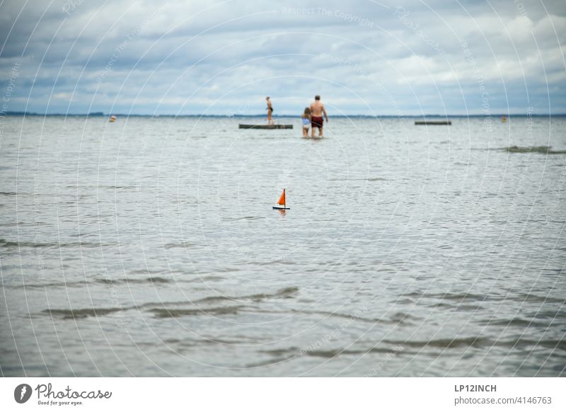 Segelschiffchen See baden Urlaub Gewässer Ferien & Urlaub & Reisen graues Wetter Famile Segeln Segelboot Schwimmen & Baden Wasser Wassersport flach Müritz