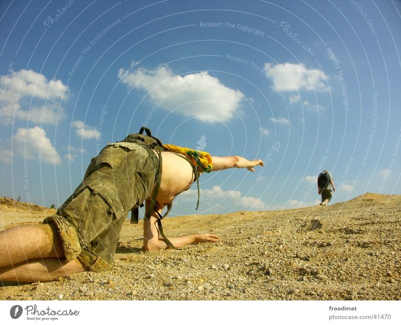 Hoffnungsschimmer Brigade Sonntag Sommer Physik Schlamm fertig Müdigkeit durstig Wolken Rucksack ausrüsten Staub Kies Tod Mensch Himmel Sonne Wärme dreckig