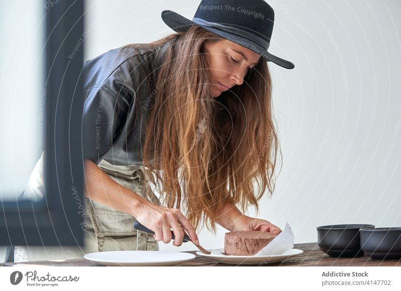 Junge Frau macht Schokolade Käsekuchen Kuchen Konditorei machen vorbereiten Formular entfernen gebacken Dessert kalt Küche Stil Koch Lebensmittel süß