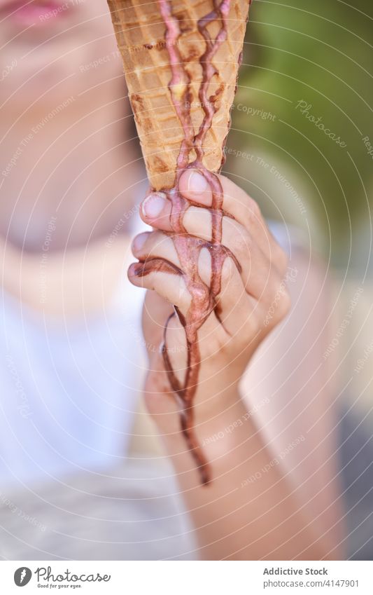 Begeisterter Junge mit leckerer Eistorte zerlaufen Vergnügen Speiseeis froh Wochenende Urlaub Sommerzeit Dessert Natur Leckerbissen Kind essen Lebensmittel