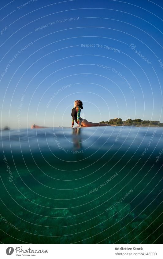 Flexible Frau macht Yoga auf Paddleboard Sonnenuntergang Pose Surfer Paddelbrett Gleichgewicht MEER Wasser Gesundheit Natur Harmonie sich[Akk] entspannen ruhig