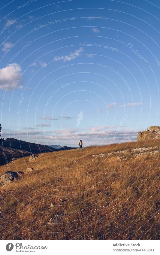 Unbekannte Touristen auf einem Hügel in den Bergen Frau Berge u. Gebirge Landschaft Reisender Tal bewundern Hochland Urlaub sonnig Zusammensein Felsen Natur