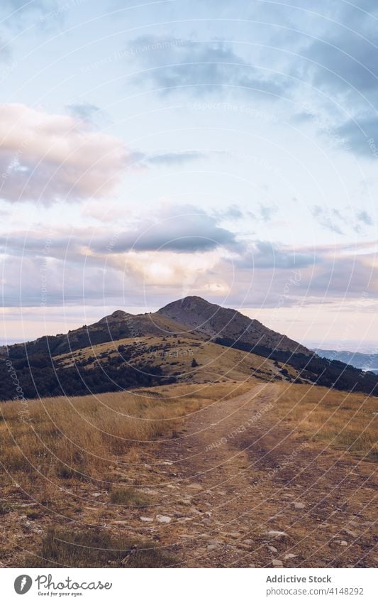 Gebirgslandschaft bei Sonnenuntergang im Herbst Berge u. Gebirge Sonnenlicht Himmel Cloud Landschaft Hochland erstaunlich atemberaubend Umwelt majestätisch