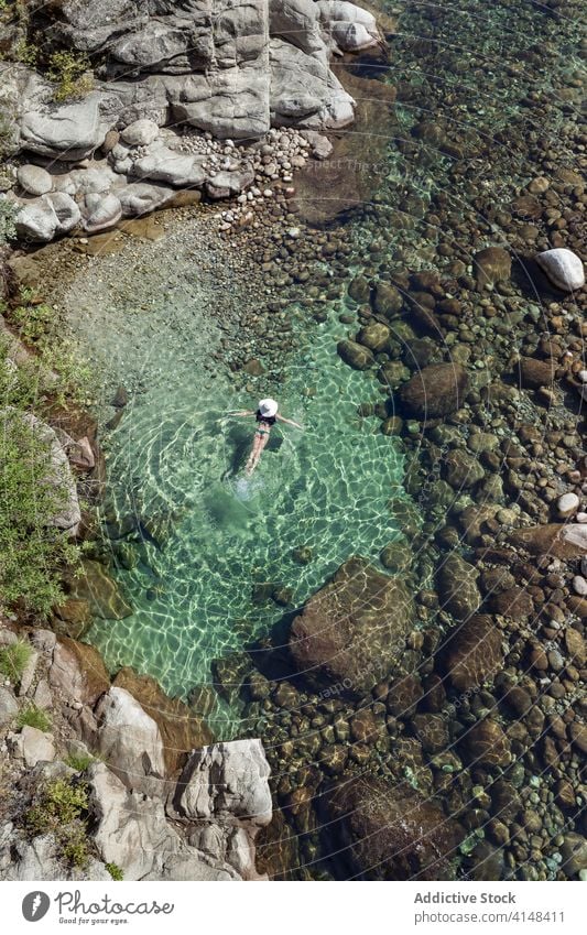 Frau schwimmt in sauberem Wasser schwimmen Resort Sauberkeit Ufer durchsichtig Sommer schlank Badebekleidung Küste ruhen idyllisch Urlaub sich[Akk] entspannen