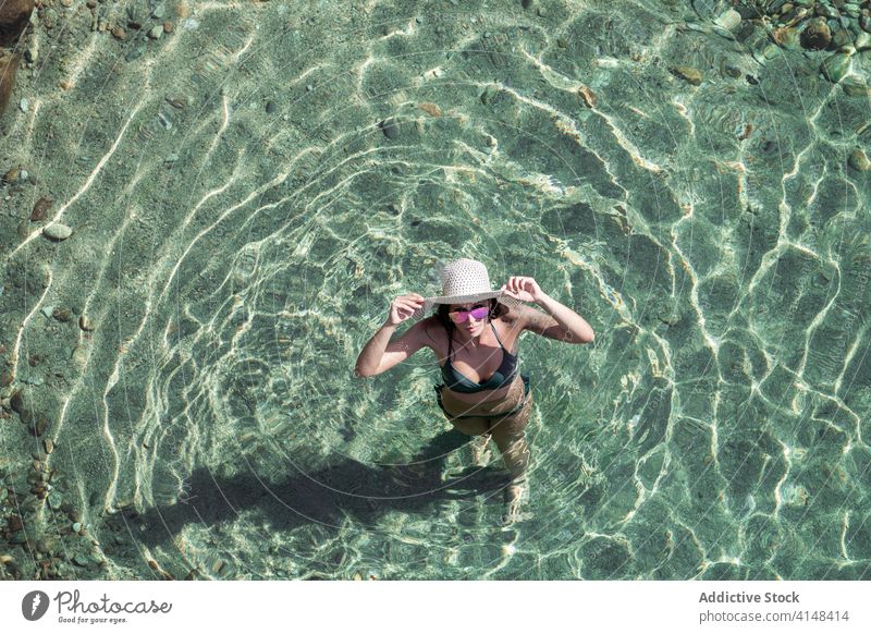 Frau schwimmt in sauberem Wasser schwimmen Resort Sauberkeit Ufer durchsichtig Sommer schlank Badebekleidung Küste ruhen idyllisch Urlaub sich[Akk] entspannen