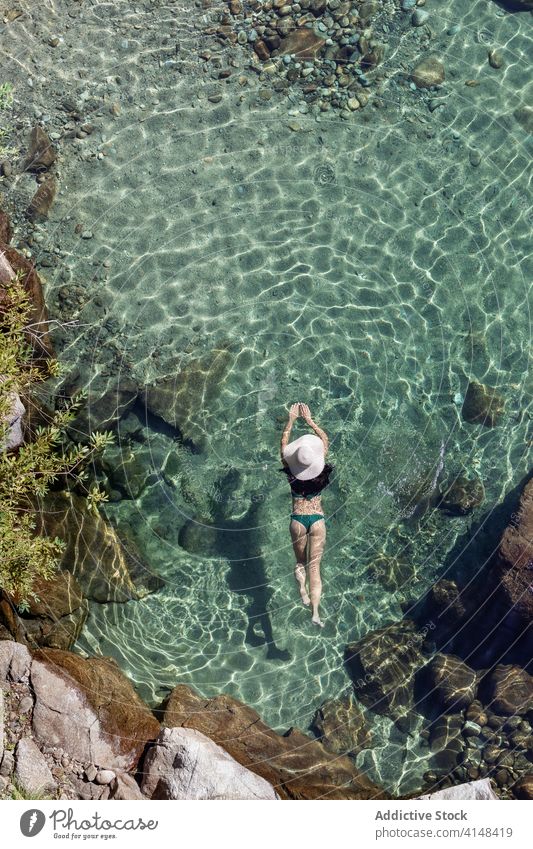 Frau schwimmt in sauberem Wasser schwimmen Resort Sauberkeit Ufer durchsichtig Sommer schlank Badebekleidung Küste ruhen idyllisch Urlaub sich[Akk] entspannen