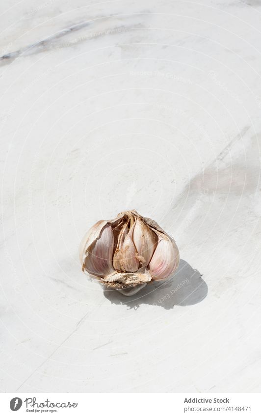 Knoblauch auf Marmortisch Gewürz Gewürznelke sortiert natürlich Lebensmittel ungeschält Bestandteil Küche Koch kulinarisch Aroma Geschmack verschiedene Rezept