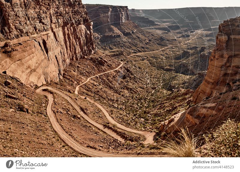 Wunderschöne Kulisse der Schlucht an einem sonnigen Tag Berge u. Gebirge Stein Landschaft Wahrzeichen Canyonlands National Park national rau Utah USA