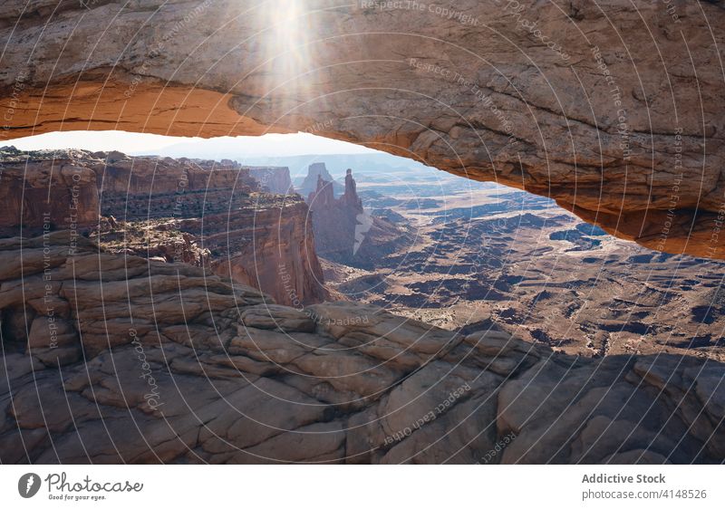 Beeindruckende Aussicht durch den Mesa Arch Bogen Stein Wahrzeichen Canyonlands National Park sonnig berühmt majestätisch national USA Vereinigte Staaten