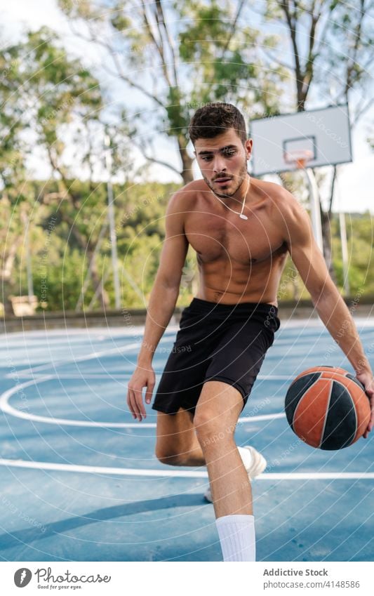 Männlicher Basketballspieler trainiert auf dem Spielplatz Spieler spielen Mann allein Sportler Sommer Training männlich Energie Gesundheit sportlich muskulös