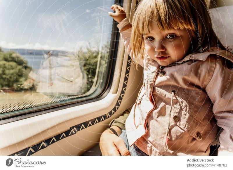 Mutter und Tochter im Zug reisen Fenster Kind Zusammensein Coronavirus Mundschutz behüten Passagier Sitz wenig Mädchen Reise Seuche medizinisch Windstille