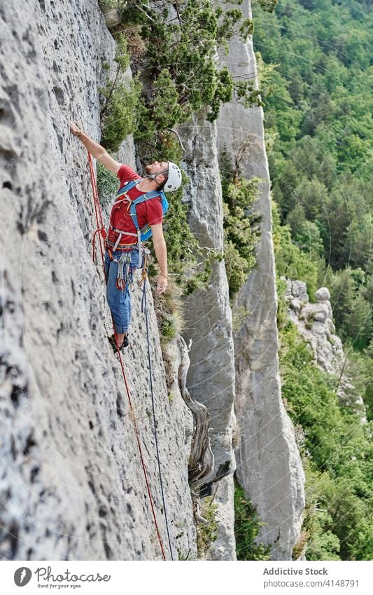 Männlicher Alpinist am Seil auf einem Felsen Aufstieg Bergsteiger Mann extrem Risiko Sicherheit Alpinismus männlich Abenteuer Gerät steil Sommer Urlaub Natur