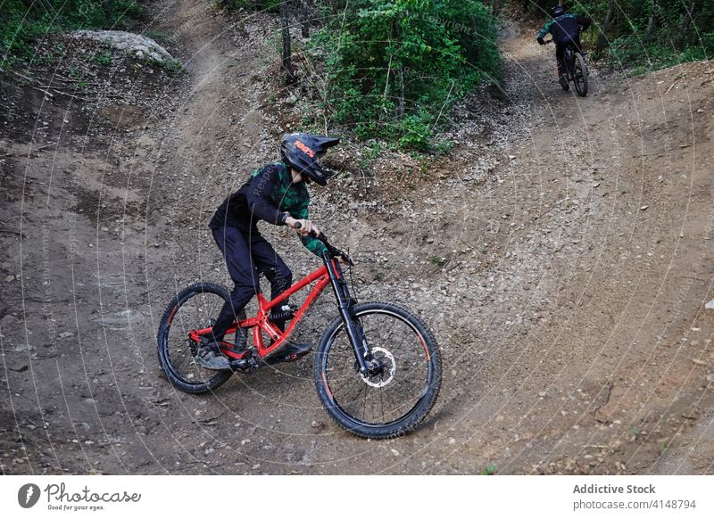 Radfahrer auf dem Fahrrad im Wald bergab Trick Mann extrem Stunt Mitfahrgelegenheit Risiko Schutzhelm enduro ausführen professionell Wälder Waldgebiet Natur