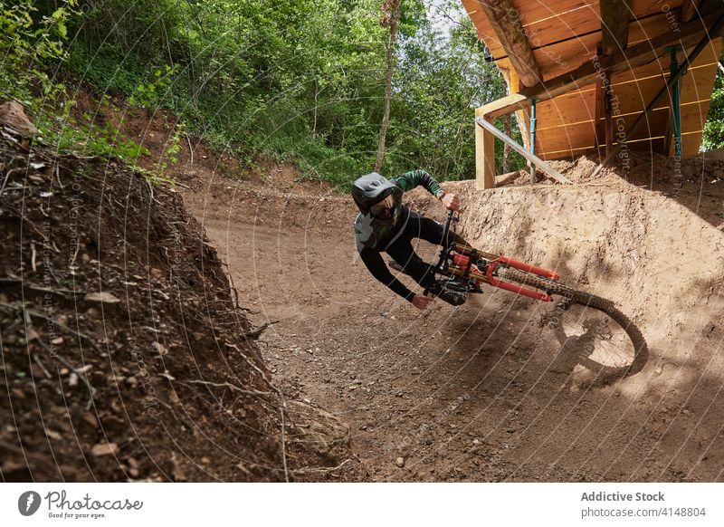 Radfahrer auf dem Fahrrad im Wald bergab Trick Mann extrem Stunt Mitfahrgelegenheit Risiko männlich Schutzhelm enduro ausführen professionell Wälder Waldgebiet