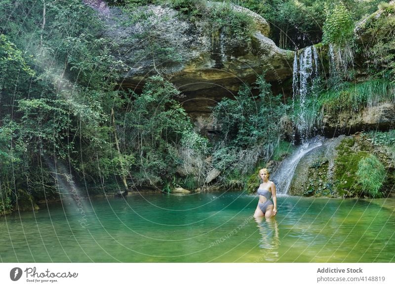 Frau in Badehose im See Wasserfall Wald genießen Bikini Urlaub Badebekleidung Reisender Sommer Feiertag Natur sich[Akk] entspannen Tourismus reisen Abenteuer