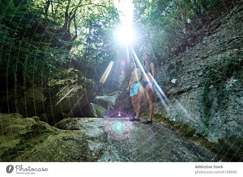 Reisendes Paar in der Nähe von See im Wald reisen sich[Akk] entspannen Zusammensein Badebekleidung Feiertag Sommer Teich Natur Gelassenheit Urlaub Sonnenlicht