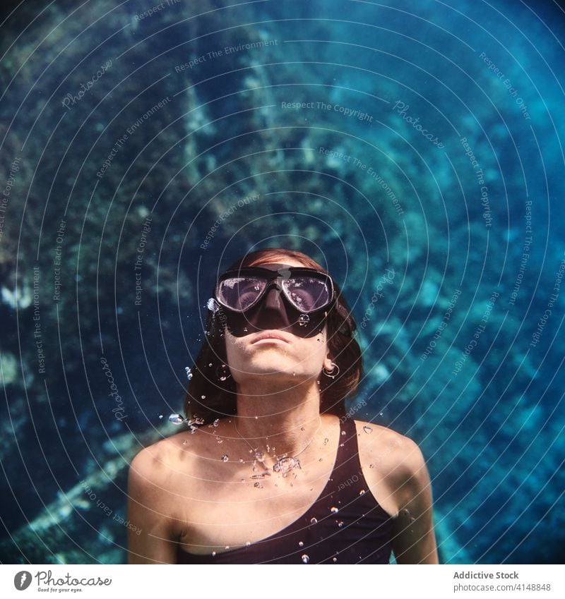 Junge Frau in Tauchermaske schwimmt unter Wasser Mundschutz Schutzbrille Schnorchel Tauchgerät schwimmen MEER Meer jung Sauberkeit durchsichtig Sinkflug