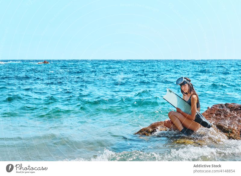 Frau in Bikini und Schwimmbrille im Meer Taucher Schutzbrille MEER Flosse winken Wasser Sonnenlicht Sommer Natur sich[Akk] entspannen stehen Sommerzeit tropisch