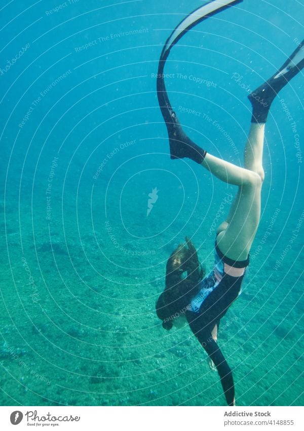 Frau schwimmt mit Schwimmbrille unter Wasser schwimmen Sinkflug Taucher MEER unterseeisch Sauberkeit tief Schutzbrille Mundschutz Feiertag Badebekleidung Meer