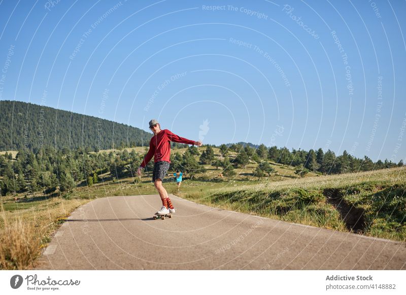 Junger Mann fährt Skateboard im Park Mitfahrgelegenheit Hipster Straße Sommer trendy ausgefallen Skater männlich Schlittschuh Stil Hobby modern aktiv Aktivität